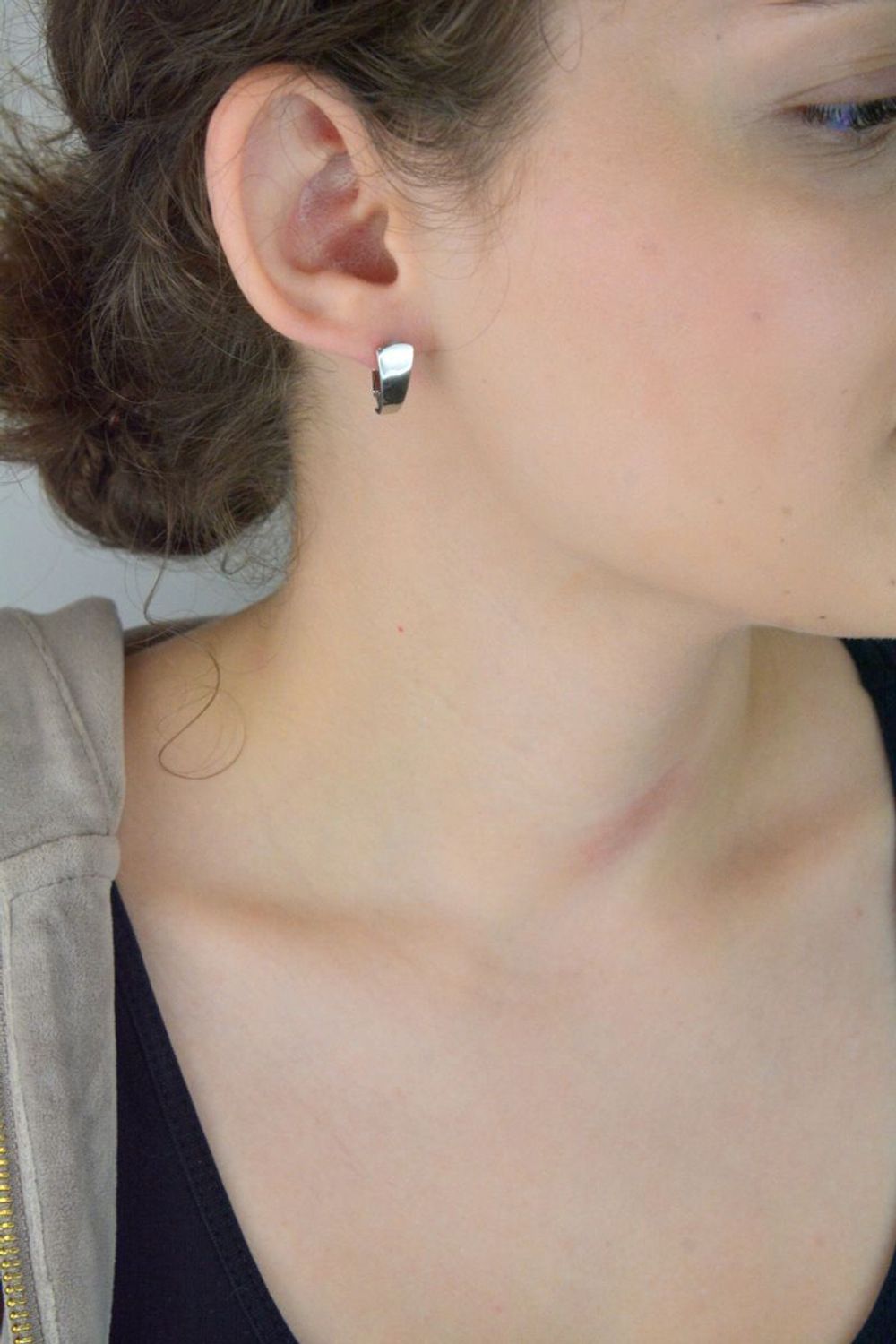 Eleganckie kolczyki damskie srebrne wykonane z srebra próby 925, o prostym gładkim wzorze. Długość 1,1 cm, szerokość 7 mm. Zapięcie bigiel angielski – lekkie i komfortowe.1.jpg