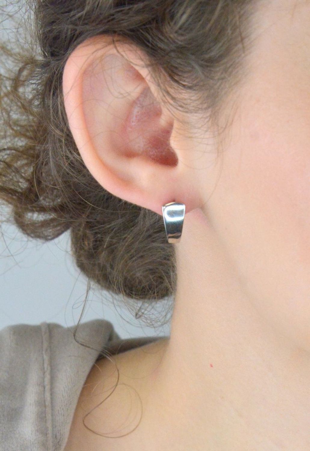 Eleganckie kolczyki damskie srebrne wykonane z srebra próby 925, o prostym gładkim wzorze. Długość 1,1 cm, szerokość 7 mm. Zapięcie bigiel angielski – lekkie i komfortowe.1.jpg