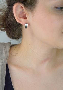 Eleganckie kolczyki damskie srebrne wykonane z srebra próby 925, o prostym gładkim wzorze. Długość 1,1 cm, szerokość 7 mm. Zapięcie bigiel angielski – lekkie i komfortowe (2).JPG