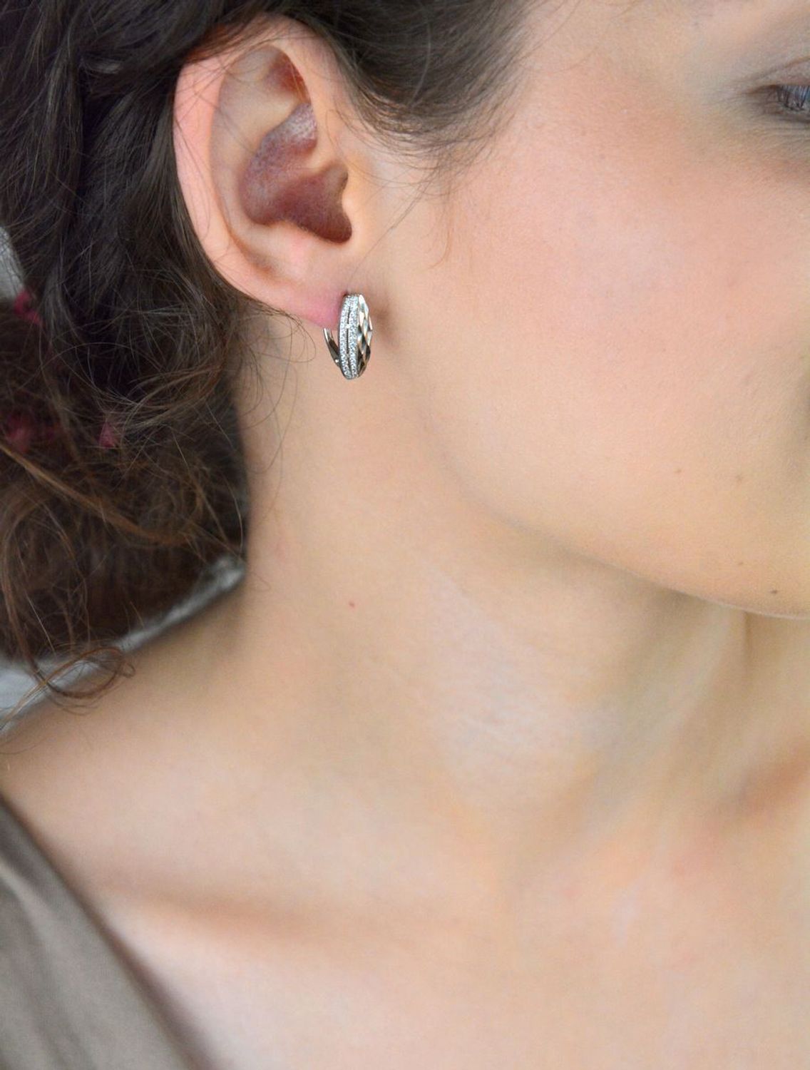 Kolczyki srebrne 925 DIA-KLC-13427-925 – zdobione cyrkoniami i ozdobnym wzorem, długość 1,6 cm, szerokość 8 mm. Elegancka biżuteria damska – idealna na prezent.1.jpg