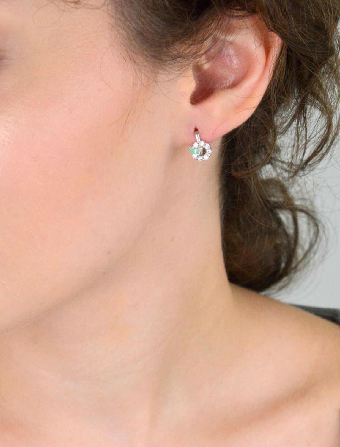 Urocze kolczyki dziecięce srebrne wykonane z srebra próby 925, zdobione cyrkoniami i motylkami z emalią. Długość 1,0 cm, szerokość 7 mm. Zapięcie angielskie – lekkie i bezpieczne.1.jpg