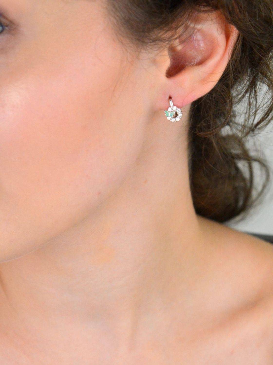 Urocze kolczyki dziecięce srebrne wykonane z srebra próby 925, zdobione cyrkoniami i motylkami z emalią. Długość 1,0 cm, szerokość 7 mm. Zapięcie angielskie – lekkie i bezpieczne.1.jpg