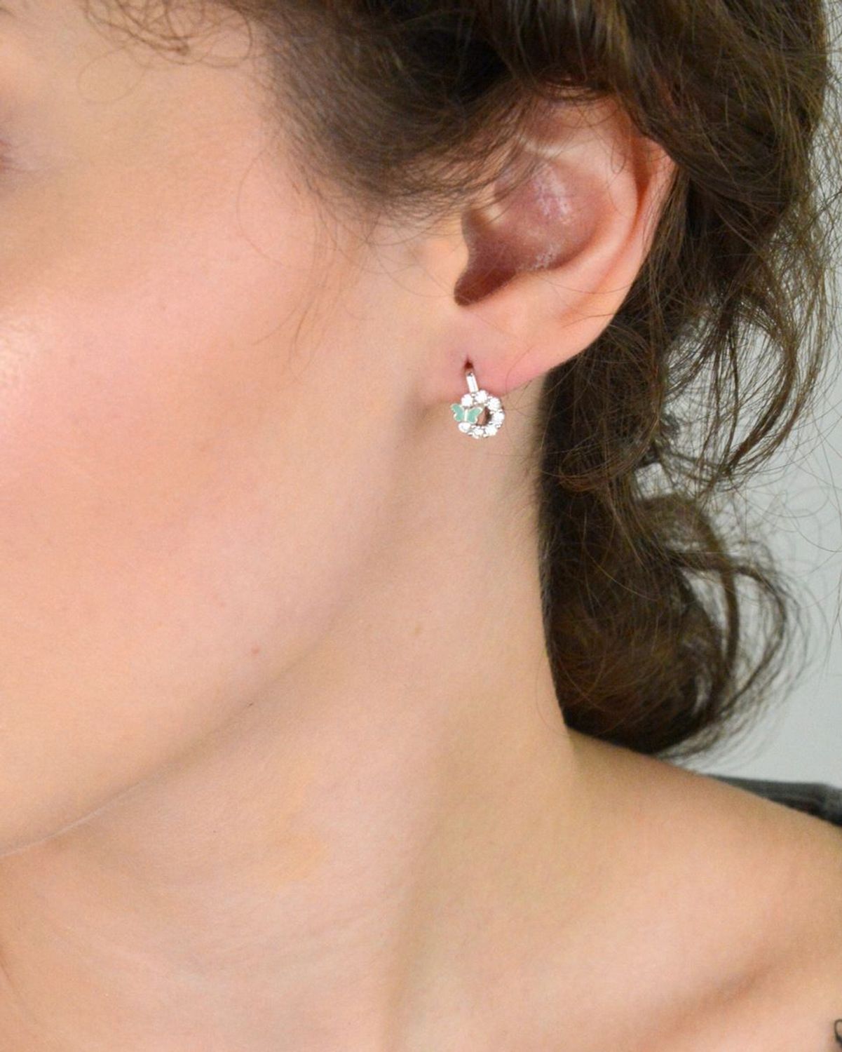 Urocze kolczyki dziecięce srebrne wykonane z srebra próby 925, zdobione cyrkoniami i motylkami z emalią. Długość 1,0 cm, szerokość 7 mm. Zapięcie angielskie – lekkie i bezpieczne.1.jpg