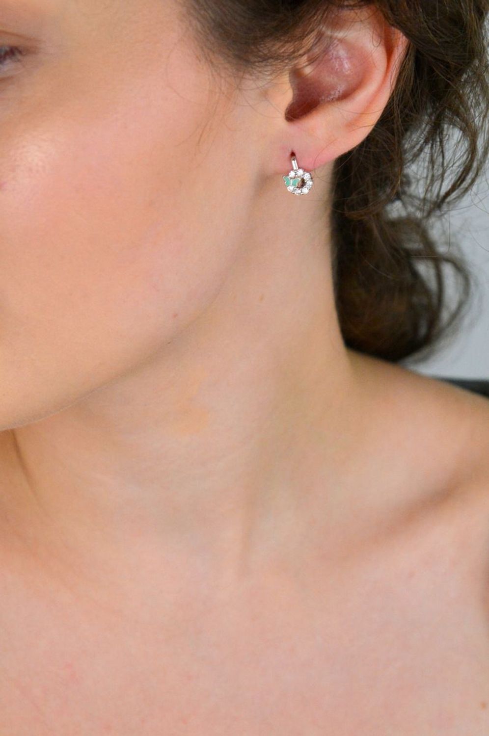 Urocze kolczyki dziecięce srebrne wykonane z srebra próby 925, zdobione cyrkoniami i motylkami z emalią. Długość 1,0 cm, szerokość 7 mm. Zapięcie angielskie – lekkie i bezpieczne.1.jpg