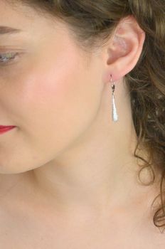 Długie kolczyki srebrne w kształcie sopelków ozdobione cyrkonią. Eleganckie i błyszczące – idealne dla miłośniczek efektownej biżuterii. Srebro 925, długość 4 cm (1).JPG