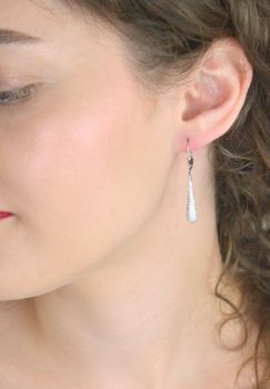 Długie kolczyki srebrne w kształcie sopelków ozdobione cyrkonią. Eleganckie i błyszczące – idealne dla miłośniczek efektownej biżuterii. Srebro 925, długość 4 cm (2).JPG