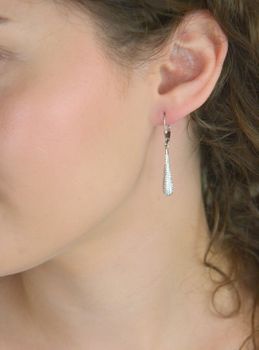 Długie kolczyki srebrne w kształcie sopelków ozdobione cyrkonią. Eleganckie i błyszczące – idealne dla miłośniczek efektownej biżuterii. Srebro 925, długość 4 cm (3).JPG