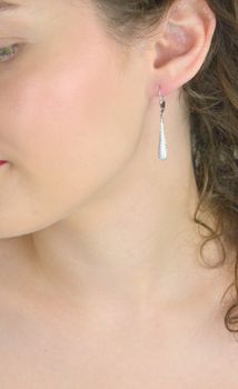 Długie kolczyki srebrne w kształcie sopelków ozdobione cyrkonią. Eleganckie i błyszczące – idealne dla miłośniczek efektownej biżuterii. Srebro 925, długość 4 cm (4).JPG