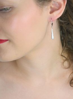 Długie kolczyki srebrne w kształcie sopelków ozdobione cyrkonią. Eleganckie i błyszczące – idealne dla miłośniczek efektownej biżuterii. Srebro 925, długość 4 cm (5).JPG