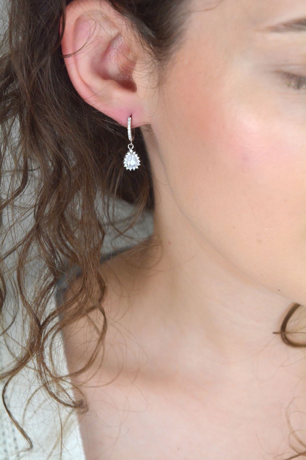 Srebrne Kolczyki Kółka z Zawieszką Łezką – Cyrkonia i Kryształ, Srebro 925.jpg