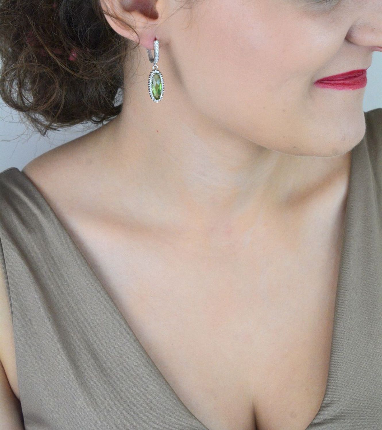 Długie srebrne kolczyki DIA-KLC-13432-925 z owalną zielono-żółtą cyrkonią i białymi kamyczkami. Srebro próby 925, długość 3,2 cm, zapięcie angielskie. Efektowne i eleganckie.1.jpg