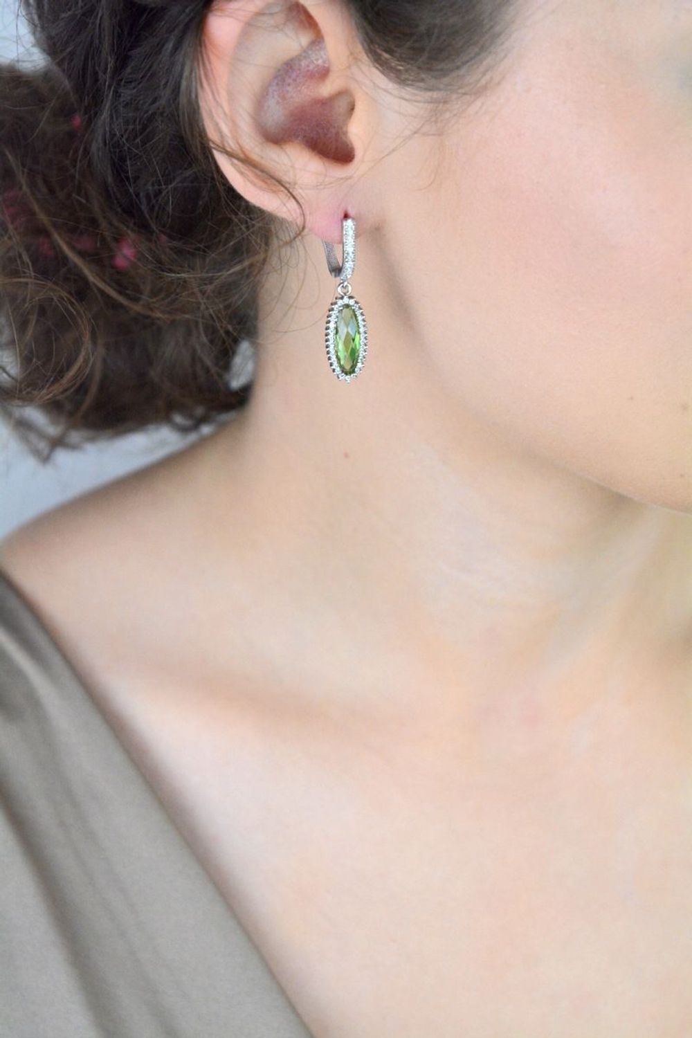 Długie srebrne kolczyki DIA-KLC-13432-925 z owalną zielono-żółtą cyrkonią i białymi kamyczkami. Srebro próby 925, długość 3,2 cm, zapięcie angielskie. Efektowne i eleganckie.1.jpg