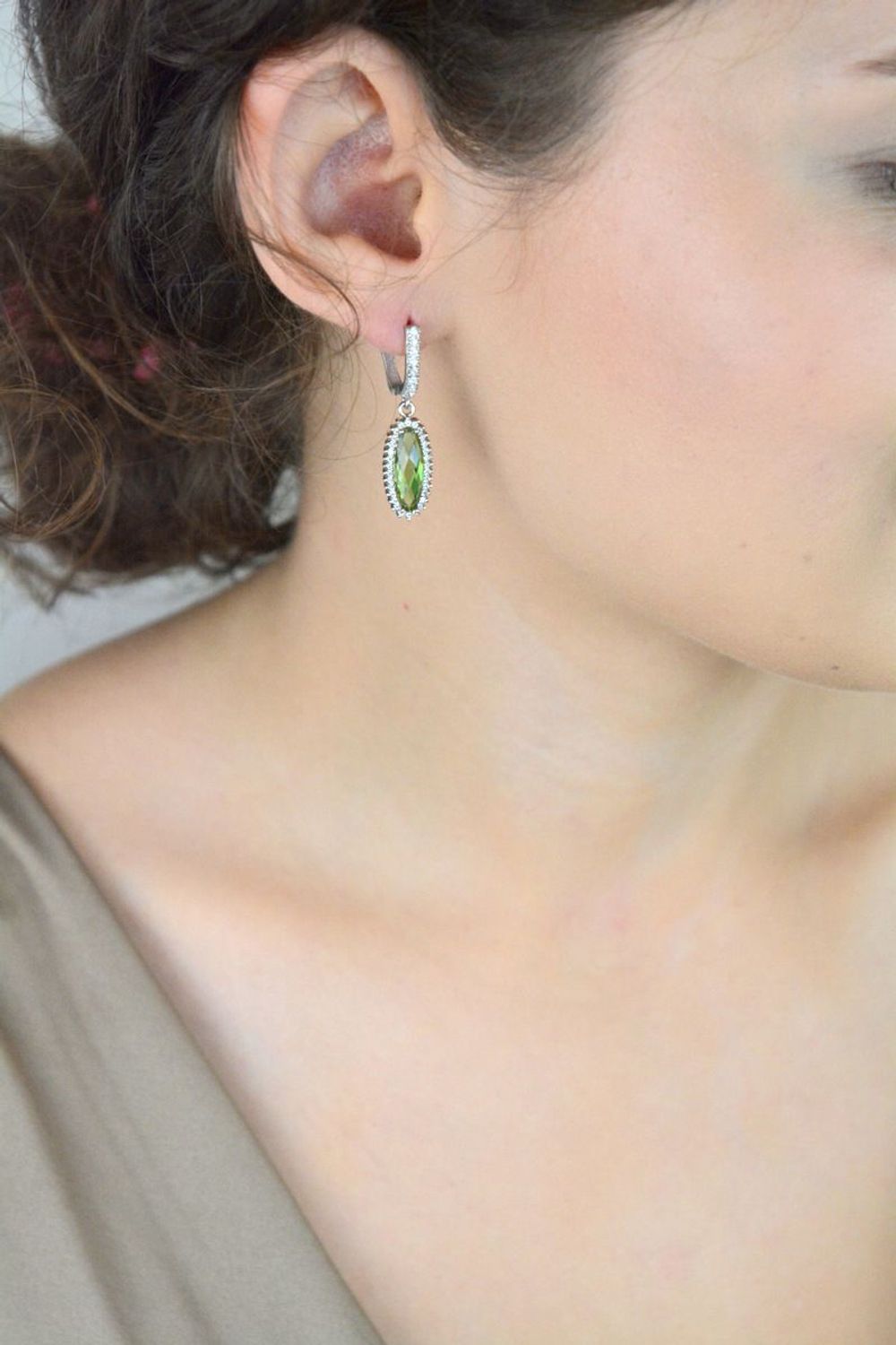 Długie srebrne kolczyki DIA-KLC-13432-925 z owalną zielono-żółtą cyrkonią i białymi kamyczkami. Srebro próby 925, długość 3,2 cm, zapięcie angielskie. Efektowne i eleganckie.1.jpg