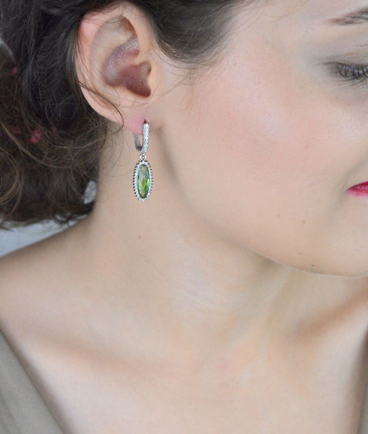 Długie srebrne kolczyki DIA-KLC-13432-925 z owalną zielono-żółtą cyrkonią i białymi kamyczkami. Srebro próby 925, długość 3,2 cm, zapięcie angielskie. Efektowne i eleganckie.1.jpg