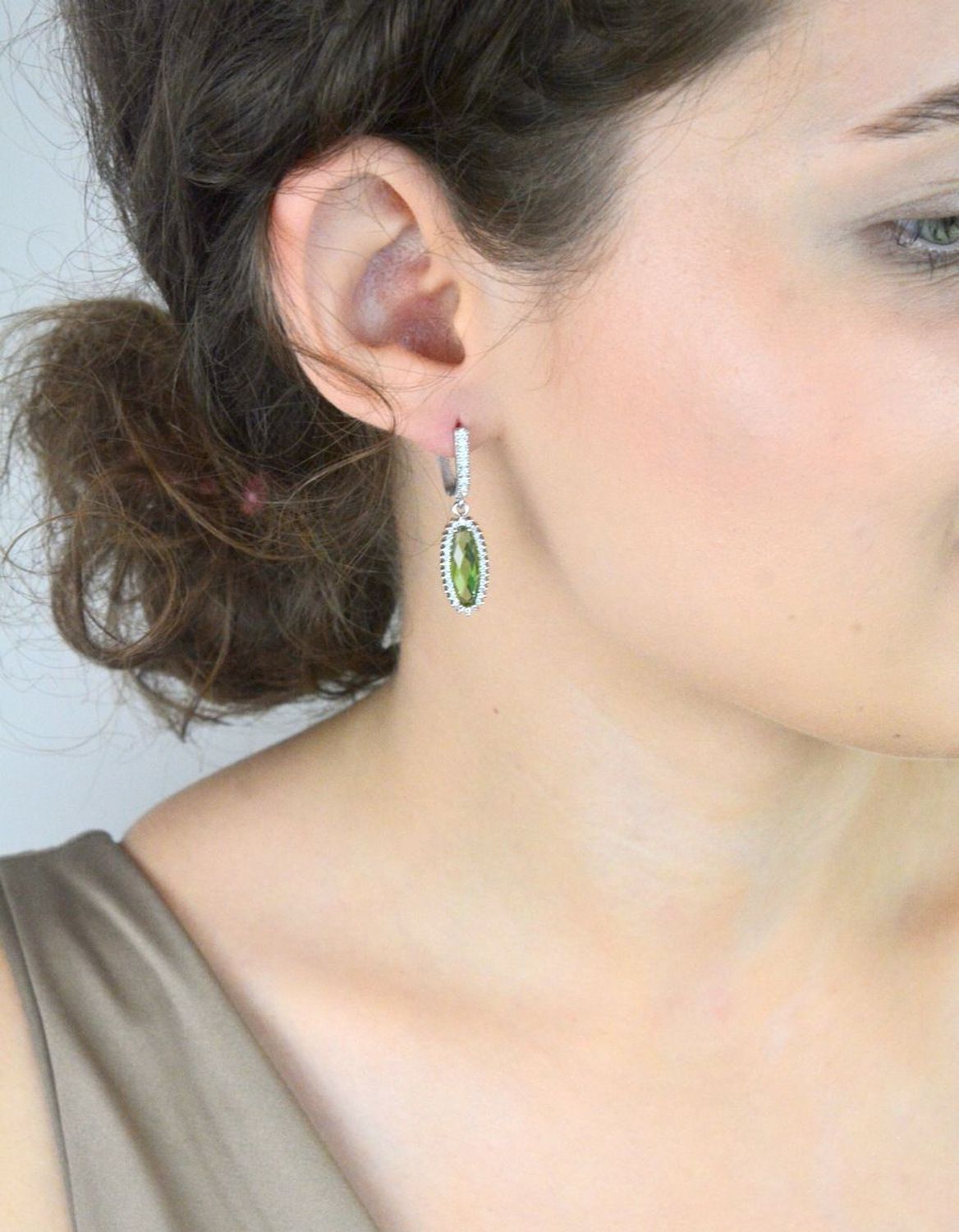 Długie srebrne kolczyki DIA-KLC-13432-925 z owalną zielono-żółtą cyrkonią i białymi kamyczkami. Srebro próby 925, długość 3,2 cm, zapięcie angielskie. Efektowne i eleganckie.1.jpg