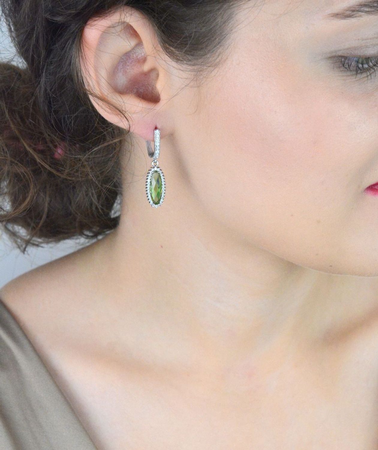 Długie srebrne kolczyki DIA-KLC-13432-925 z owalną zielono-żółtą cyrkonią i białymi kamyczkami. Srebro próby 925, długość 3,2 cm, zapięcie angielskie. Efektowne i eleganckie.1.jpg