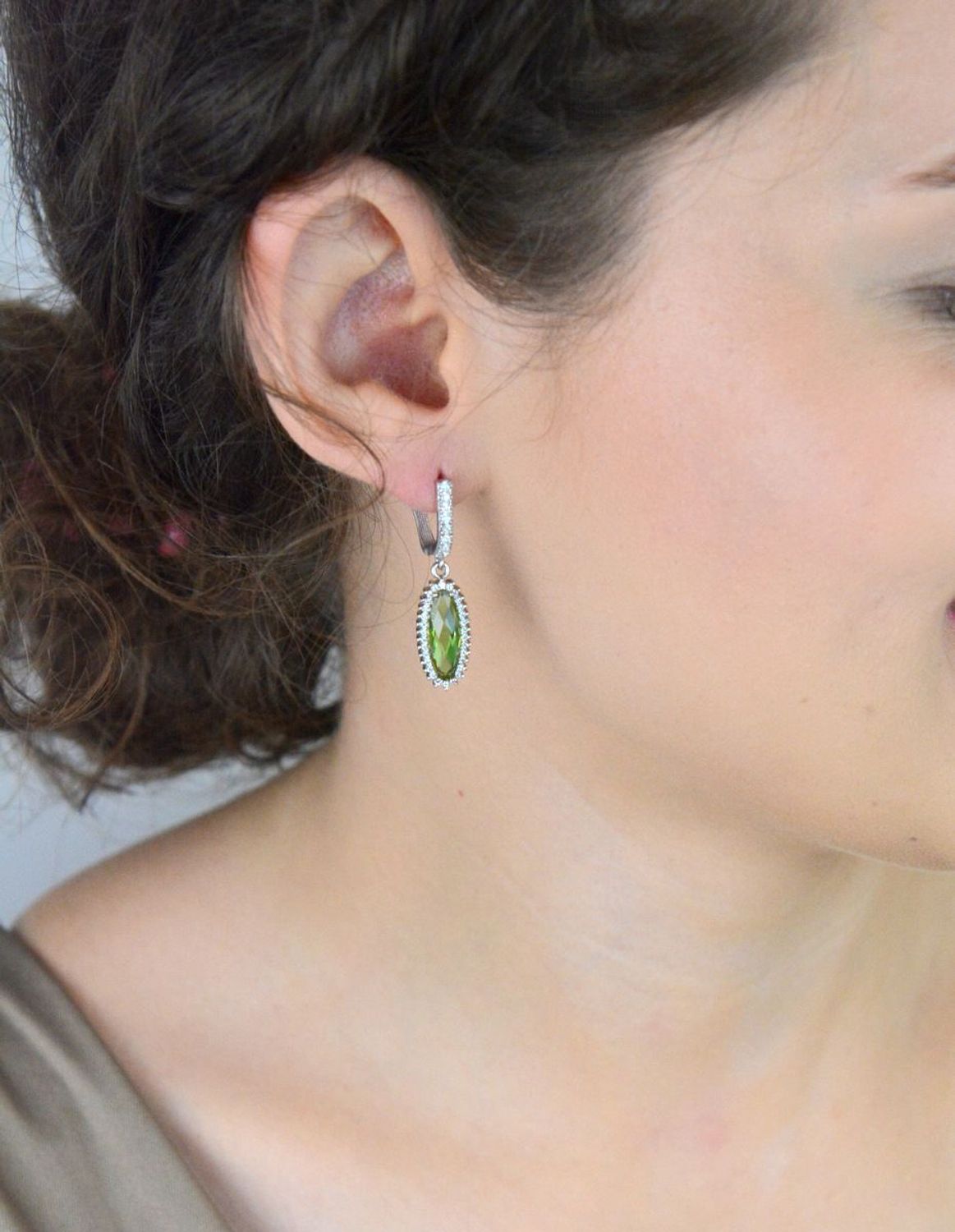 Długie srebrne kolczyki DIA-KLC-13432-925 z owalną zielono-żółtą cyrkonią i białymi kamyczkami. Srebro próby 925, długość 3,2 cm, zapięcie angielskie. Efektowne i eleganckie.1.jpg