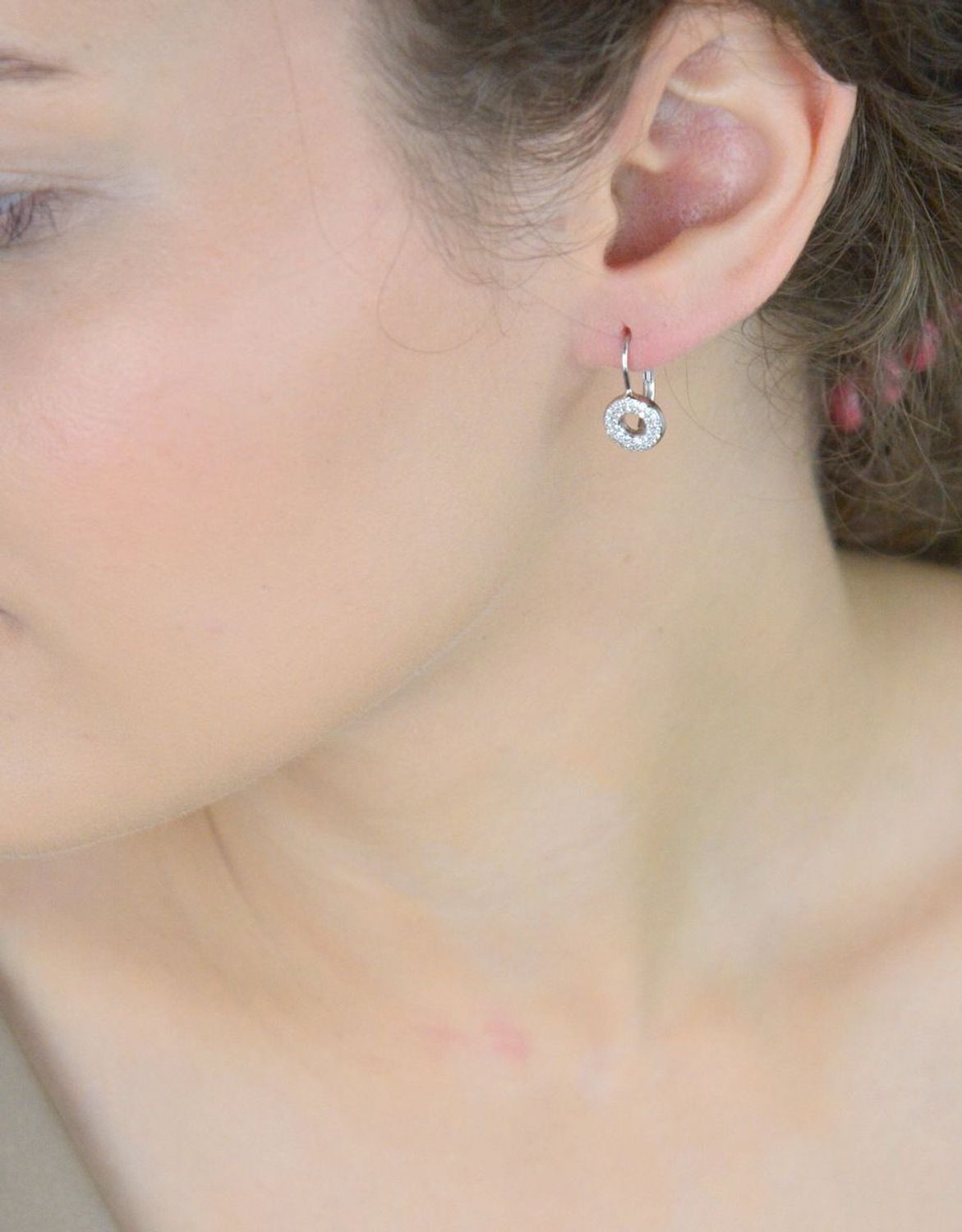 Kolczyki srebrne DIA-KLC-13433-925 – okrągłe kolczyki zdobione cyrkoniami. Długość 1,7 cm, szerokość 1,0 cm, waga 2,00 g. Próba 925, zapięcie bigiel angielski. Elegancka biżuteria na co dzień.jpg