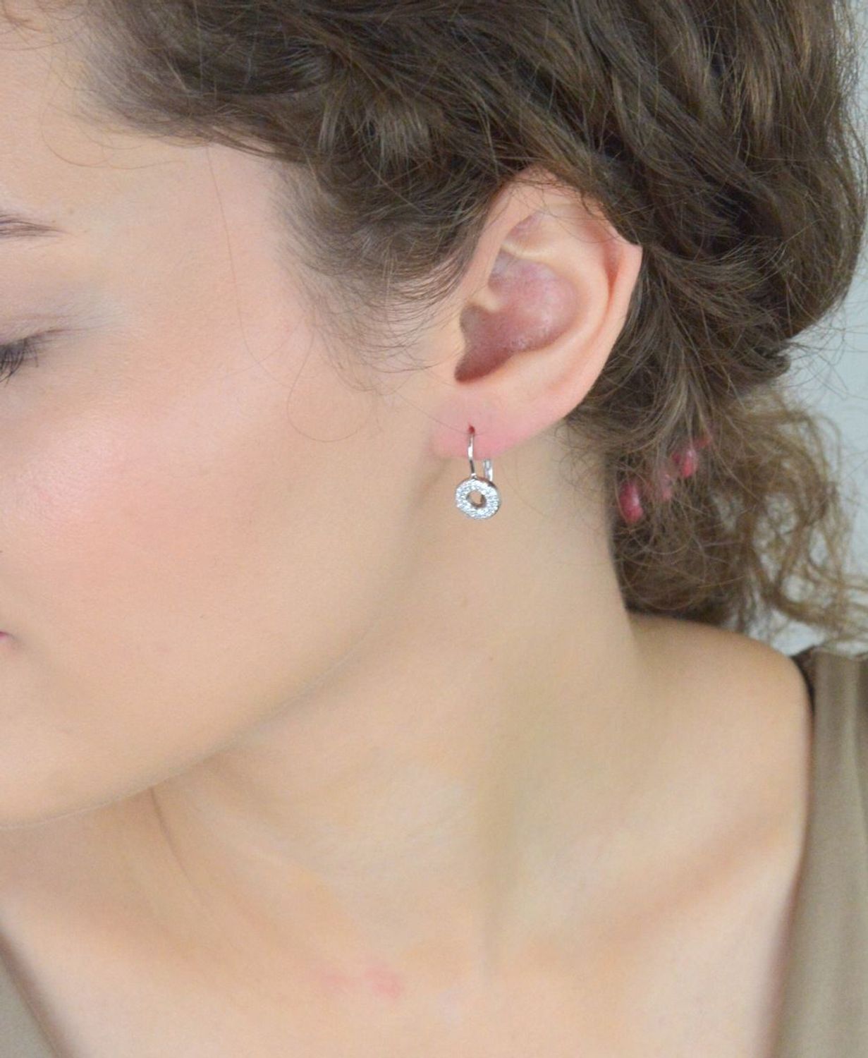 Kolczyki srebrne DIA-KLC-13433-925 – okrągłe kolczyki zdobione cyrkoniami. Długość 1,7 cm, szerokość 1,0 cm, waga 2,00 g. Próba 925, zapięcie bigiel angielski. Elegancka biżuteria na co dzień.jpg