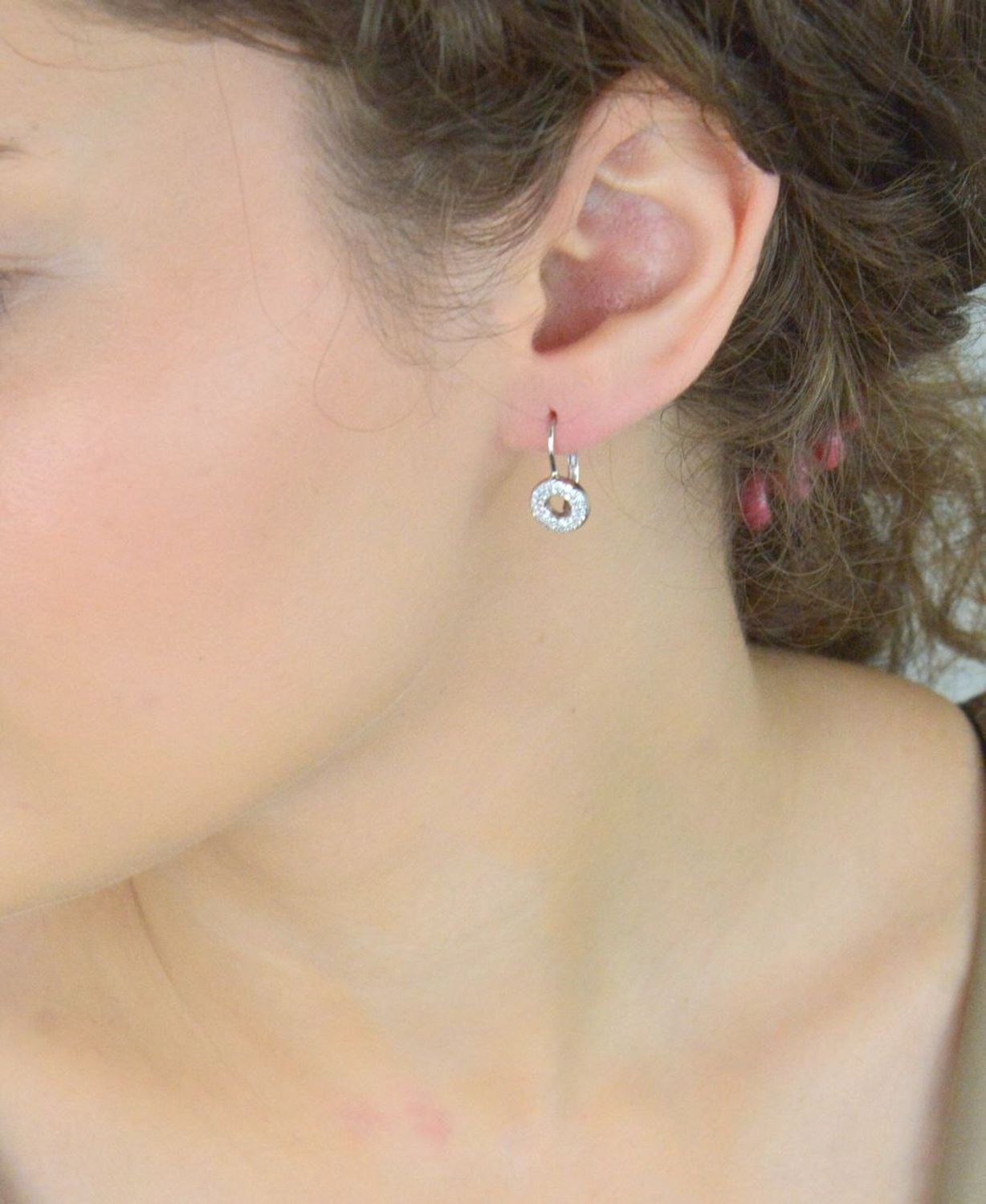 Kolczyki srebrne DIA-KLC-13433-925 – okrągłe kolczyki zdobione cyrkoniami. Długość 1,7 cm, szerokość 1,0 cm, waga 2,00 g. Próba 925, zapięcie bigiel angielski. Elegancka biżuteria na co dzień.jpg