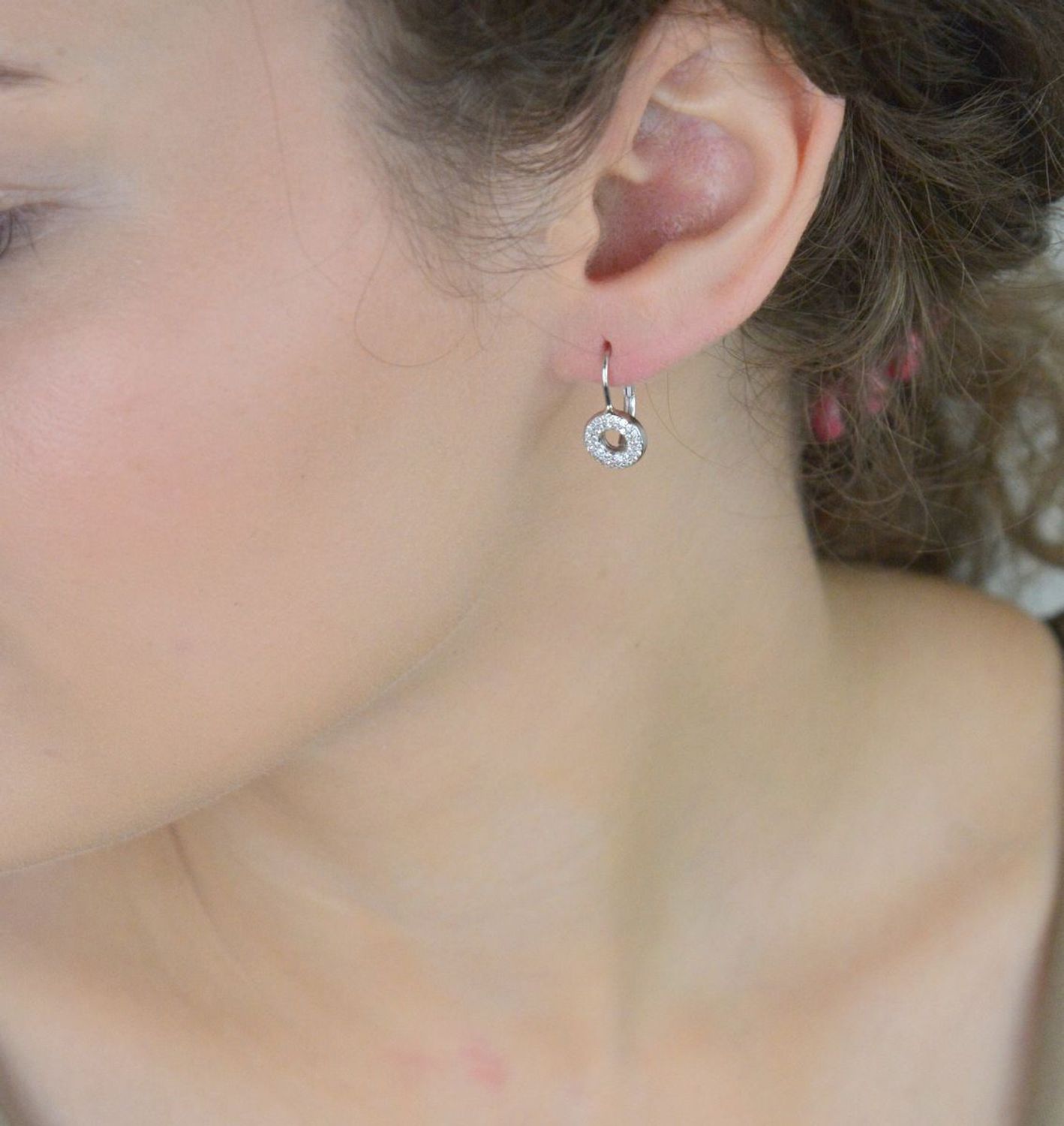 Kolczyki srebrne DIA-KLC-13433-925 – okrągłe kolczyki zdobione cyrkoniami. Długość 1,7 cm, szerokość 1,0 cm, waga 2,00 g. Próba 925, zapięcie bigiel angielski. Elegancka biżuteria na co dzień.jpg