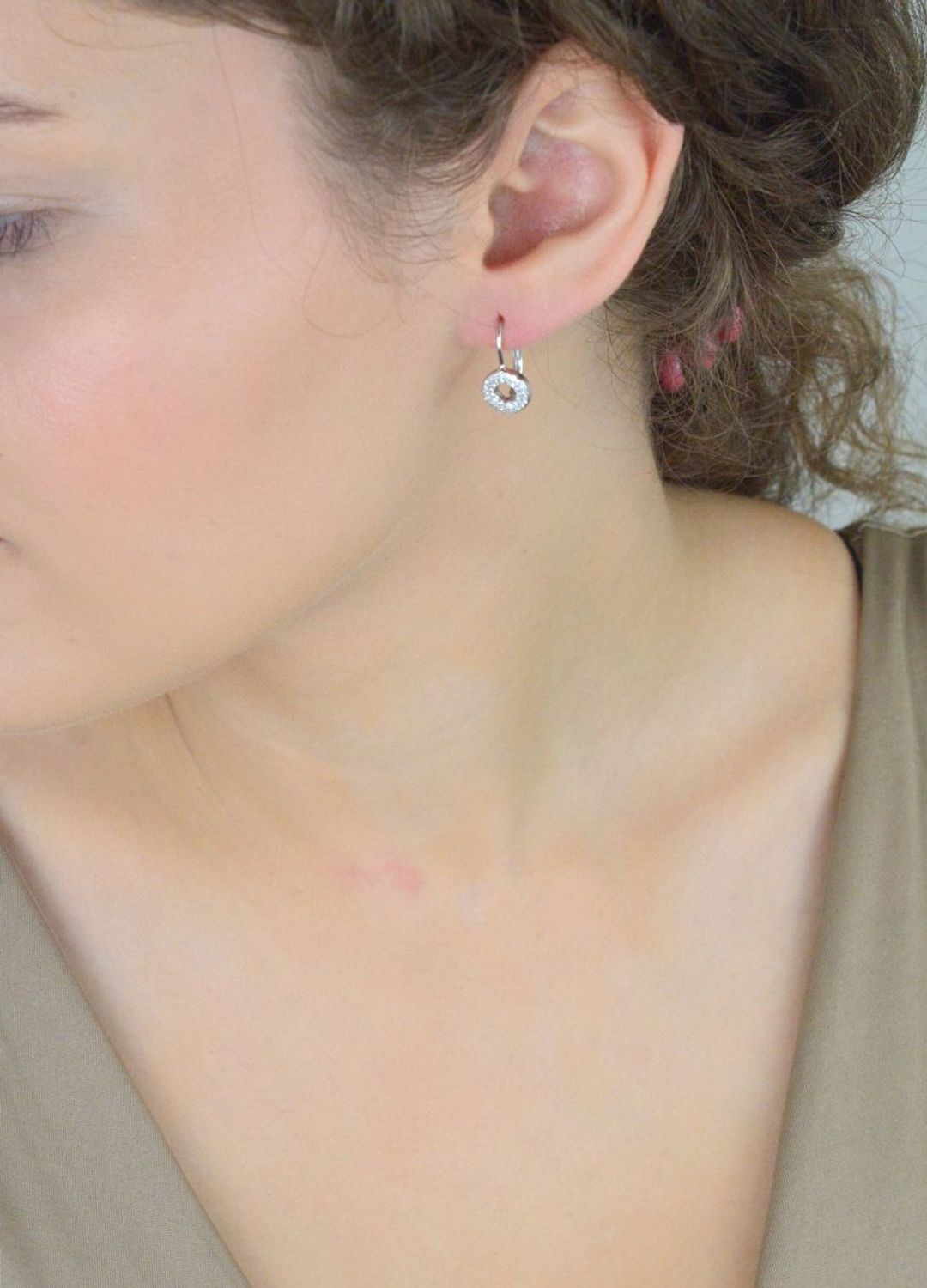 Kolczyki srebrne DIA-KLC-13433-925 – okrągłe kolczyki zdobione cyrkoniami. Długość 1,7 cm, szerokość 1,0 cm, waga 2,00 g. Próba 925, zapięcie bigiel angielski. Elegancka biżuteria na co dzień.jpg