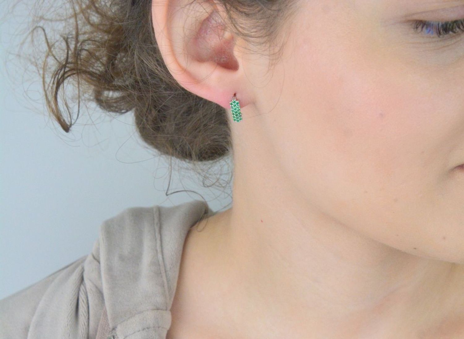 Delikatne kolczyki dziecięce ze srebra próby 925 zdobione zielonymi cyrkoniami. Długość 1,0 cm, szerokość 4 mm, waga 1,60 g, zapięcie angielskie. Model DIA-KLC-13434-925.1.jpg