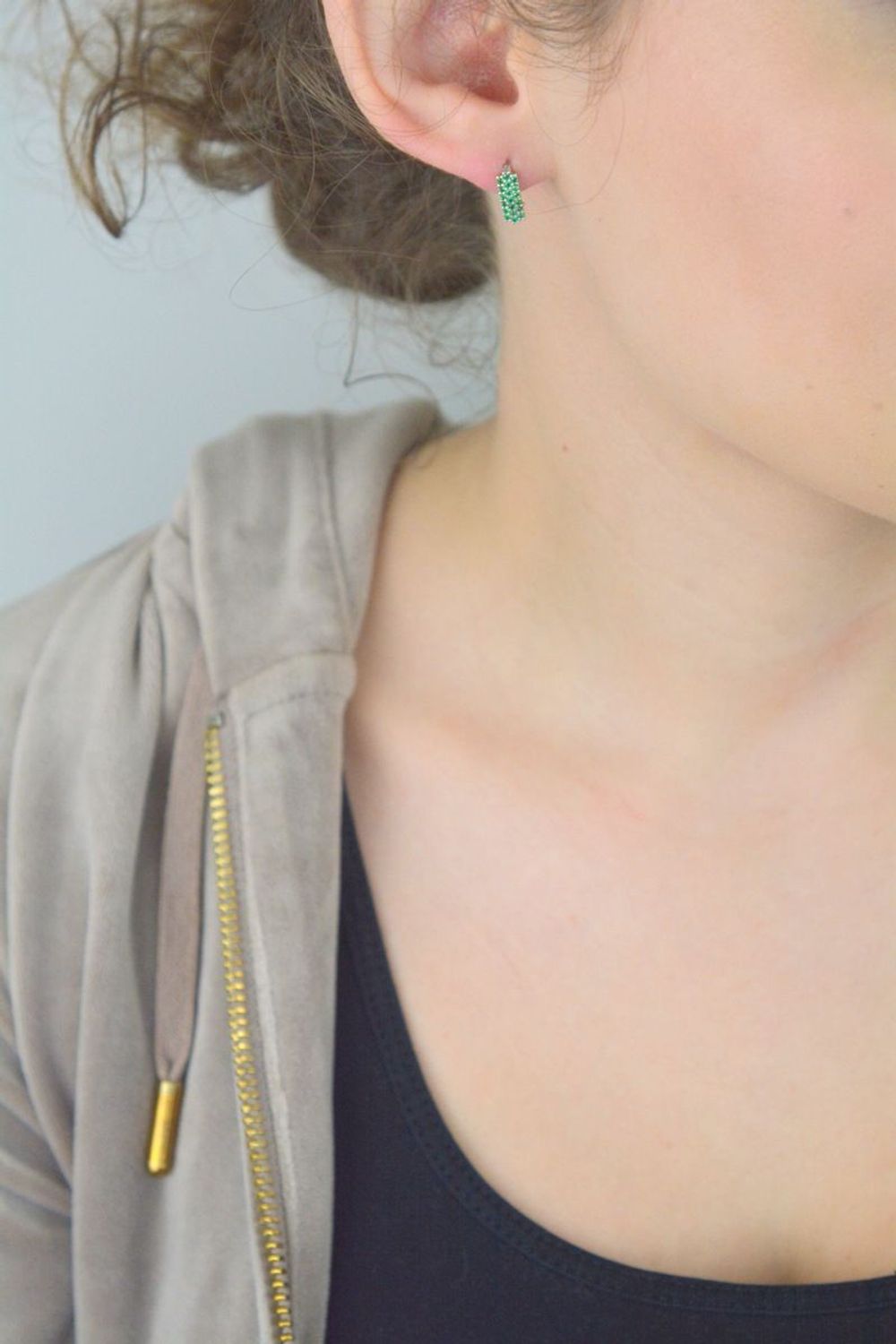 Delikatne kolczyki dziecięce ze srebra próby 925 zdobione zielonymi cyrkoniami. Długość 1,0 cm, szerokość 4 mm, waga 1,60 g, zapięcie angielskie. Model DIA-KLC-13434-925.1.jpg