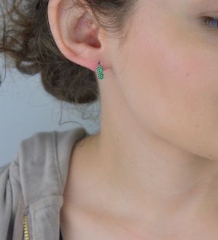 Delikatne kolczyki dziecięce ze srebra próby 925 zdobione zielonymi cyrkoniami. Długość 1,0 cm, szerokość 4 mm, waga 1,60 g, zapięcie angielskie. Model DIA-KLC-13434-925 (1).JPG