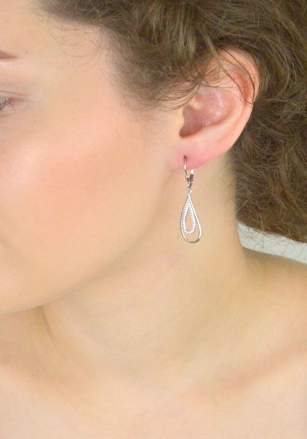 Kolczyki srebrne 925 DIA-KLC-13437-925 – łezki z cyrkoniami, długość 4 cm, szerokość 1 cm, zapięcie bigiel angielski. Stylowa i elegancka biżuteria – idealna na prezent.1.jpg