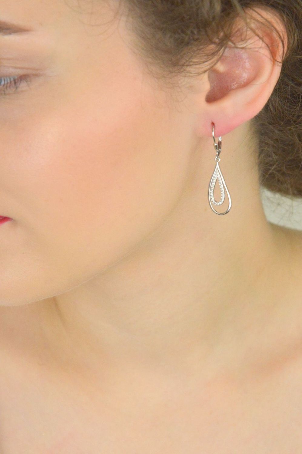 Kolczyki srebrne 925 DIA-KLC-13437-925 – łezki z cyrkoniami, długość 4 cm, szerokość 1 cm, zapięcie bigiel angielski. Stylowa i elegancka biżuteria – idealna na prezent.1.jpg