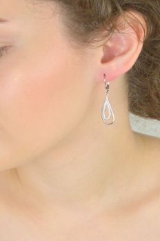 Kolczyki srebrne 925 DIA-KLC-13437-925 – łezki z cyrkoniami, długość 4 cm, szerokość 1 cm, zapięcie bigiel angielski. Stylowa i elegancka biżuteria – idealna na prezent (4).JPG