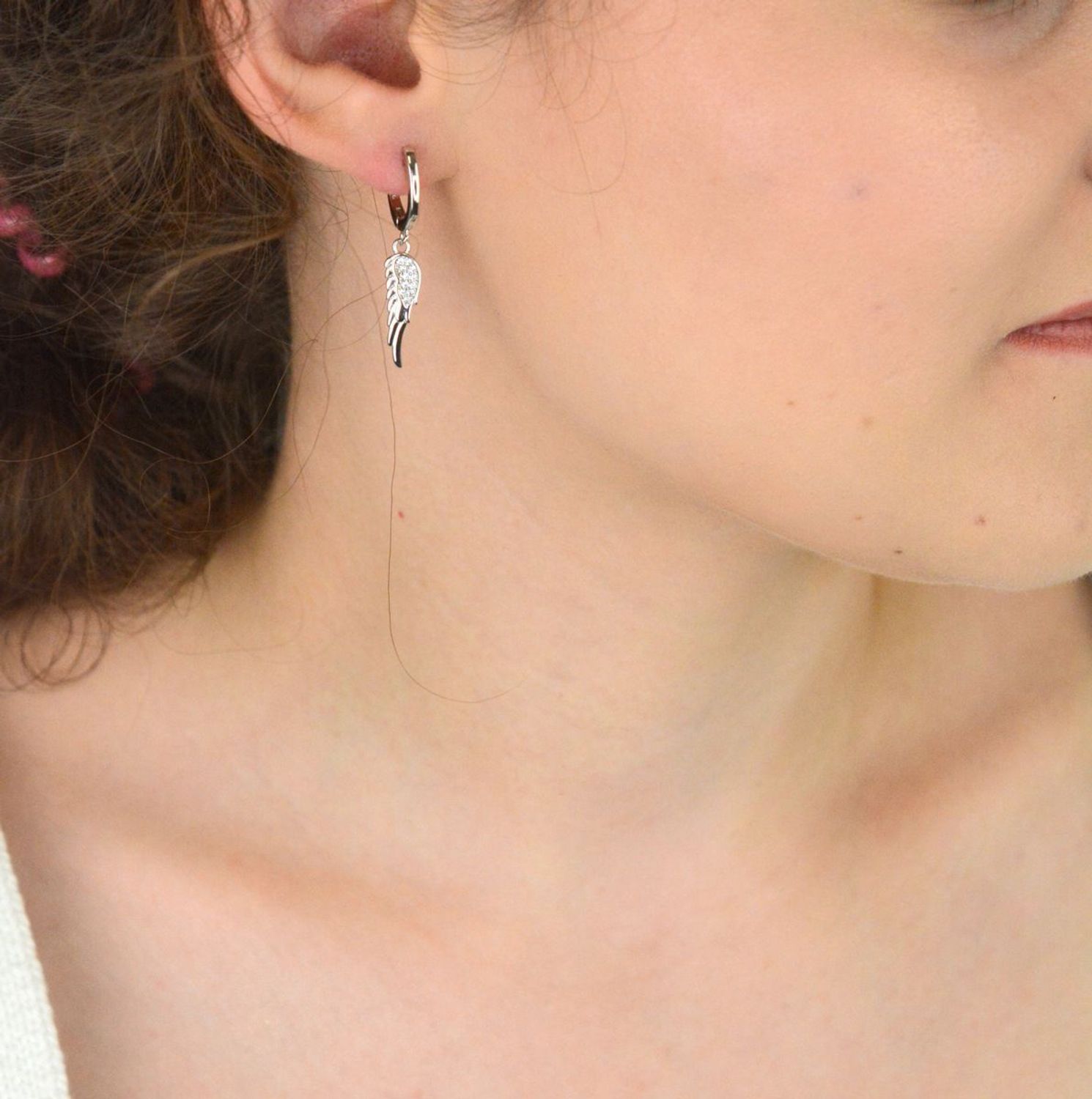 Kolczyki srebrne 925 w kształcie skrzydeł, zdobione cyrkoniami. Długość 3,5 cm, zapięcie angielskie. Symbolika, elegancja i blask w jednym dodatku.1.jpg