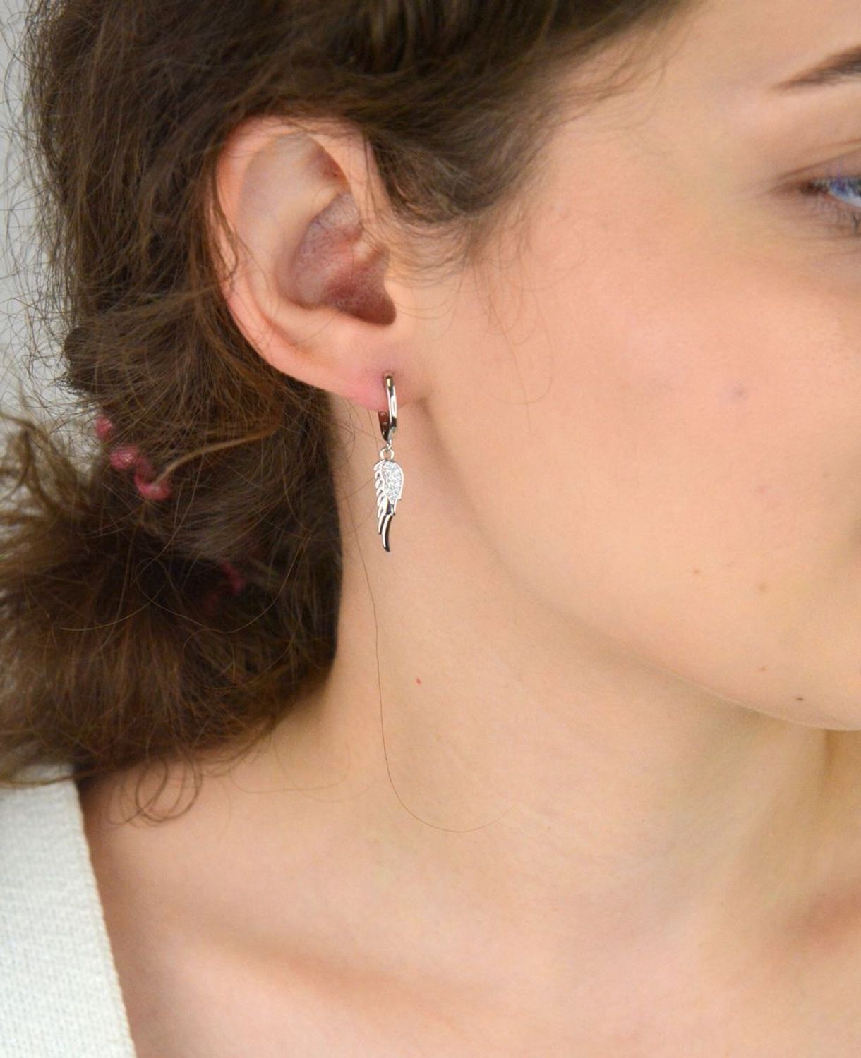 Kolczyki srebrne 925 w kształcie skrzydeł, zdobione cyrkoniami. Długość 3,5 cm, zapięcie angielskie. Symbolika, elegancja i blask w jednym dodatku.1.jpg