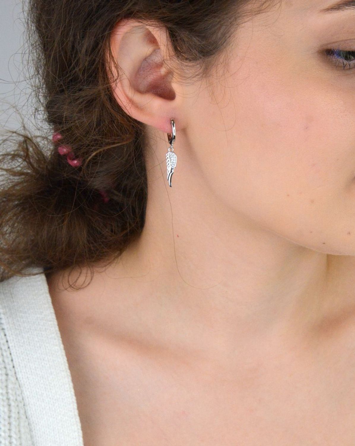 Kolczyki srebrne 925 w kształcie skrzydeł, zdobione cyrkoniami. Długość 3,5 cm, zapięcie angielskie. Symbolika, elegancja i blask w jednym dodatku.1.jpg