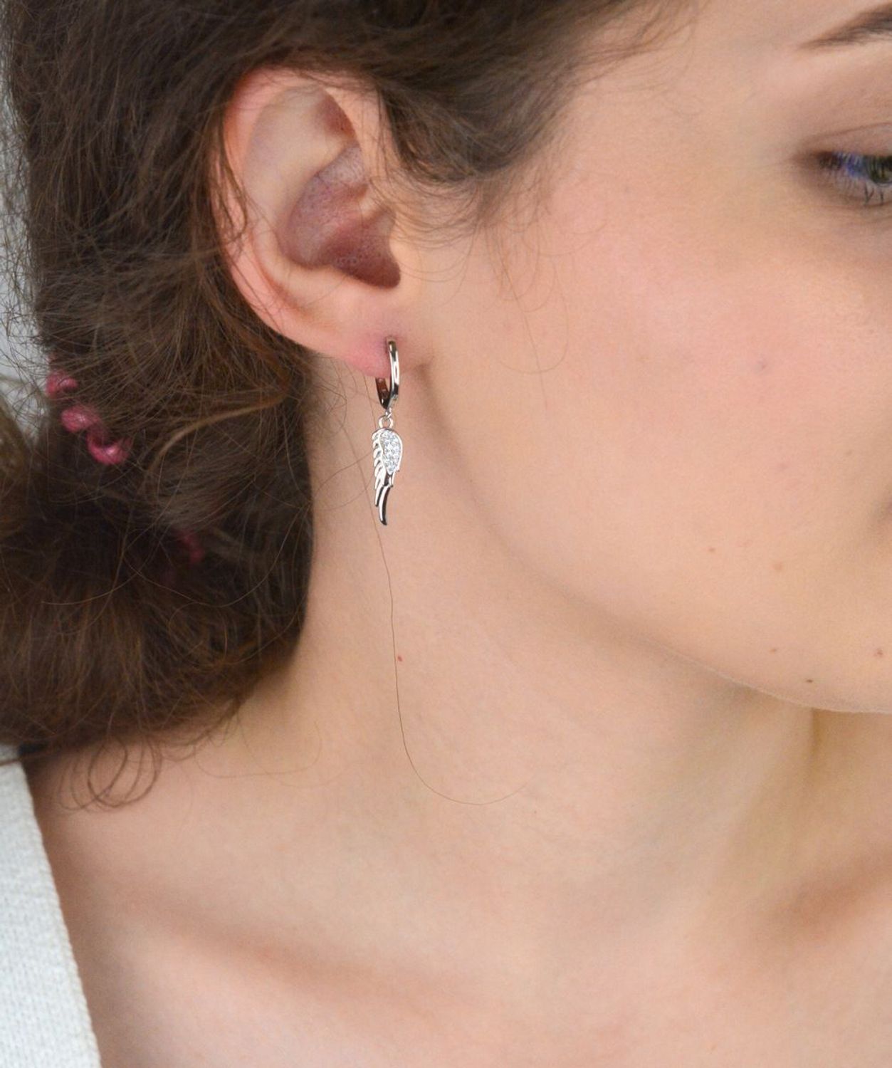 Kolczyki srebrne 925 w kształcie skrzydeł, zdobione cyrkoniami. Długość 3,5 cm, zapięcie angielskie. Symbolika, elegancja i blask w jednym dodatku.1.jpg