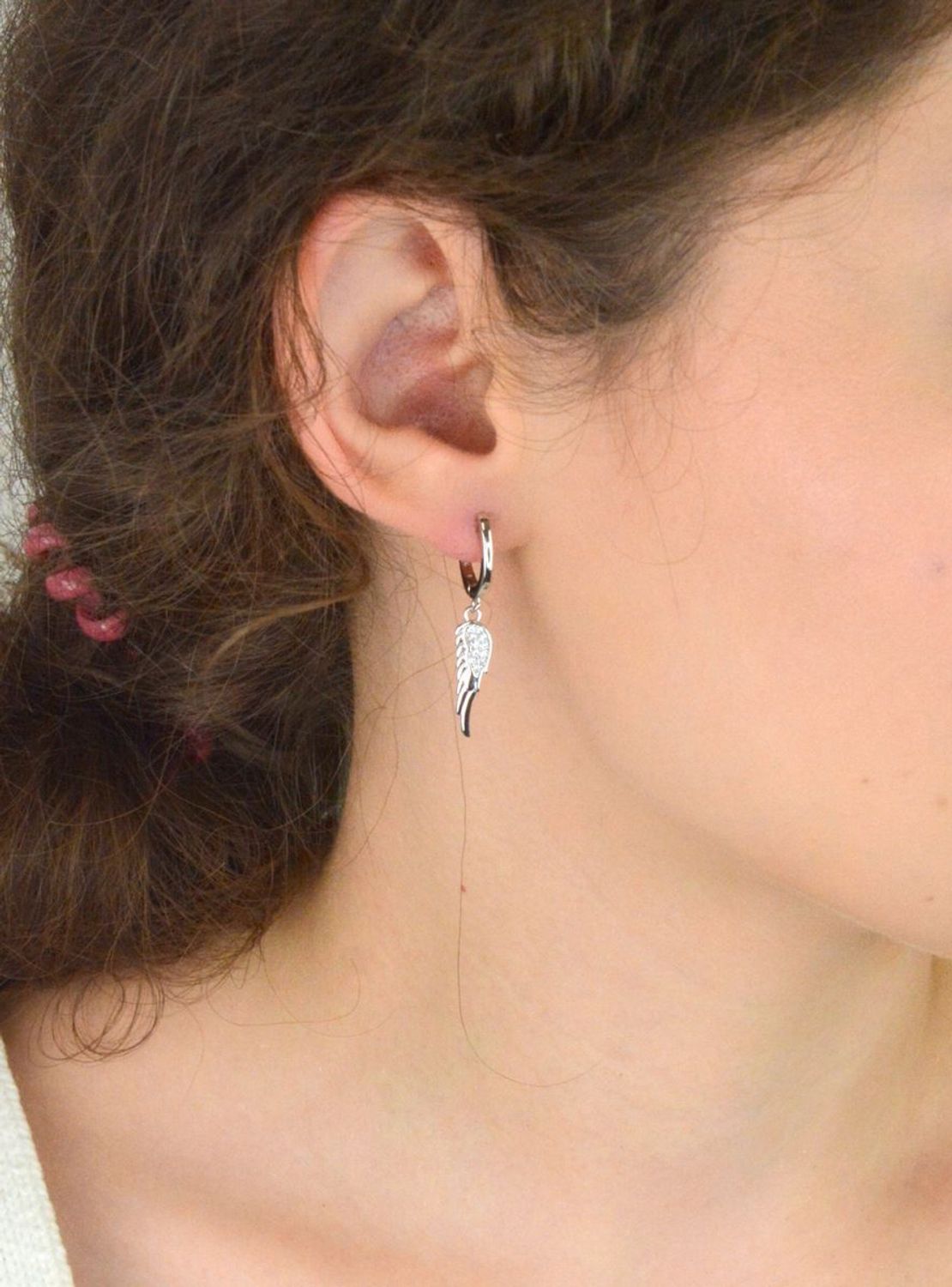 Kolczyki srebrne 925 w kształcie skrzydeł, zdobione cyrkoniami. Długość 3,5 cm, zapięcie angielskie. Symbolika, elegancja i blask w jednym dodatku.1.jpg