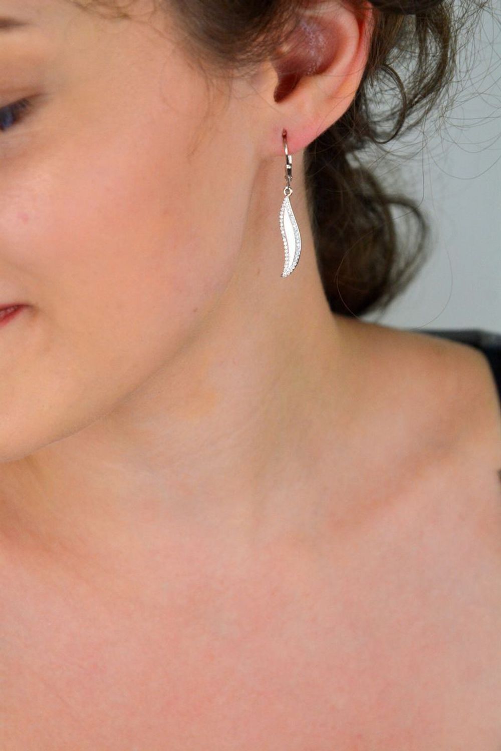 Kolczyki damskie wiszące DIA-KLC-13439-925 – srebro próby 925 zdobione cyrkoniami. Długość 4,0 cm, szerokość 5 mm, waga 2,90 g. Zapięcie bigiel angielski. 1.jpg