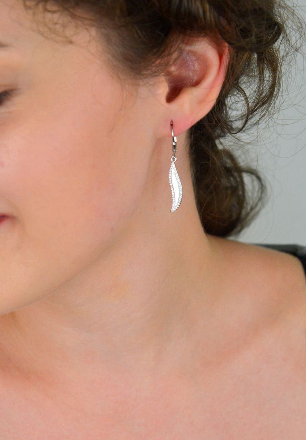 Kolczyki damskie wiszące DIA-KLC-13439-925 – srebro próby 925 zdobione cyrkoniami. Długość 4,0 cm, szerokość 5 mm, waga 2,90 g. Zapięcie bigiel angielski. 1.jpg