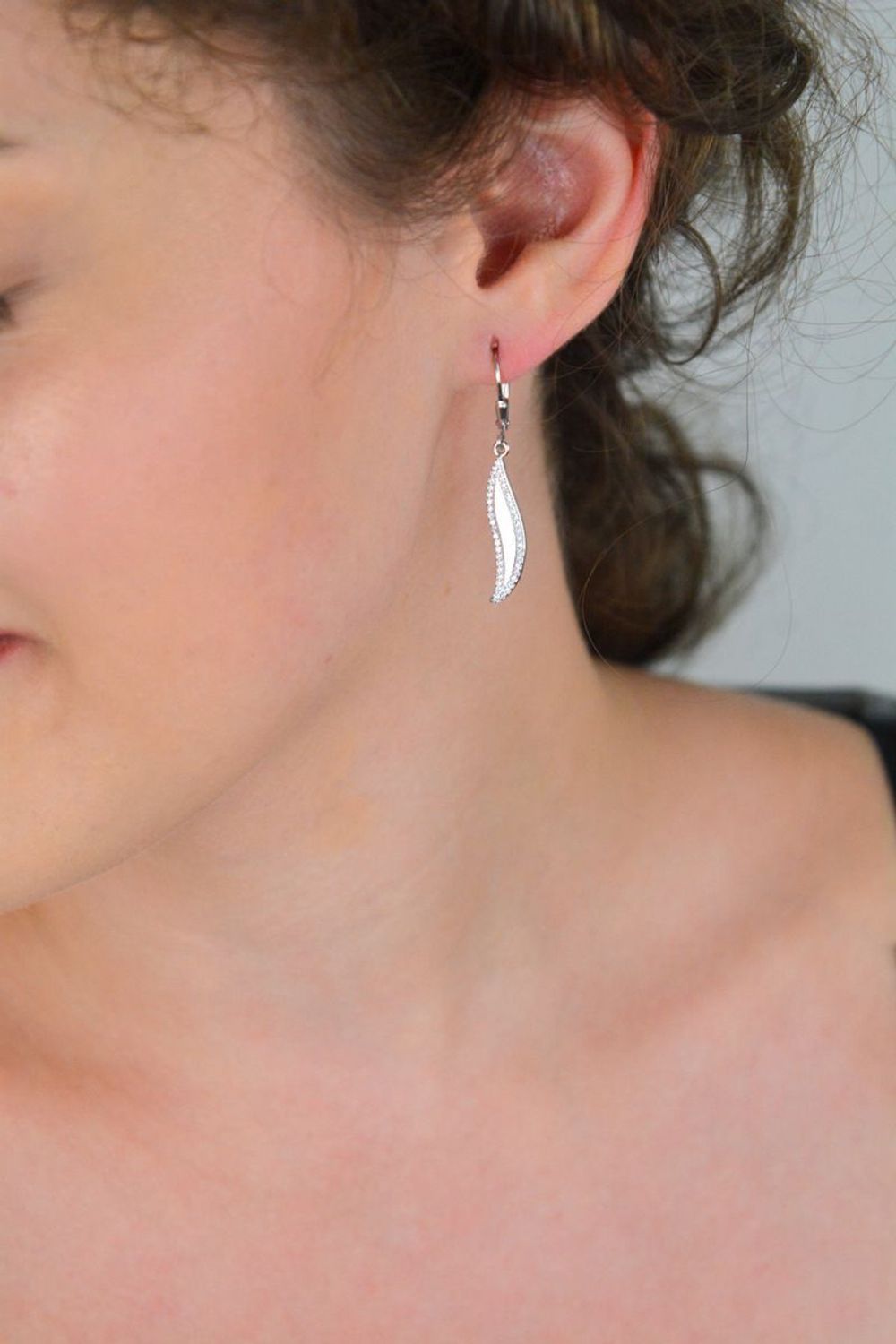 Kolczyki damskie wiszące DIA-KLC-13439-925 – srebro próby 925 zdobione cyrkoniami. Długość 4,0 cm, szerokość 5 mm, waga 2,90 g. Zapięcie bigiel angielski. 1.jpg