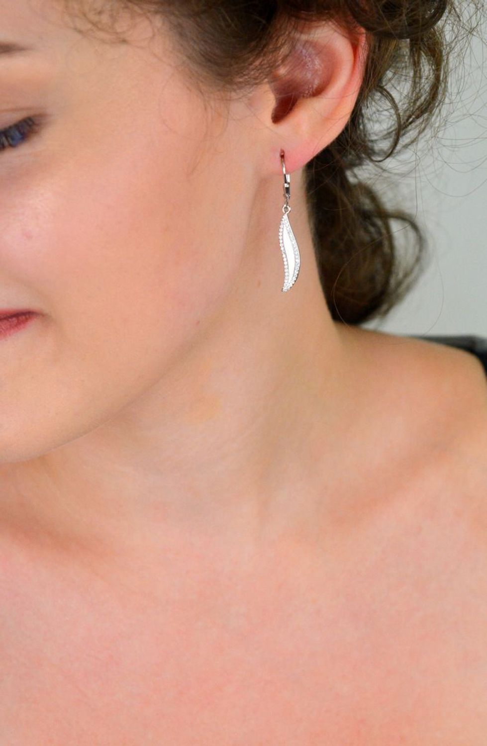 Kolczyki damskie wiszące DIA-KLC-13439-925 – srebro próby 925 zdobione cyrkoniami. Długość 4,0 cm, szerokość 5 mm, waga 2,90 g. Zapięcie bigiel angielski. 1.jpg