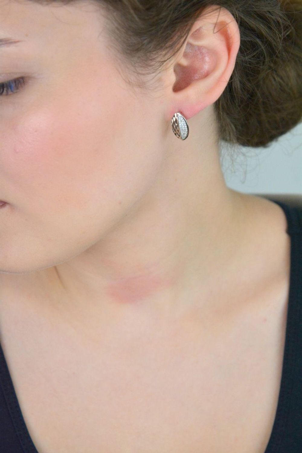 Kolczyki srebrne 925 owalne, z jednej strony zdobione cyrkoniami, z drugiej grawerem. Długość 1,7 cm, szerokość 1,0 cm, waga 2,90 g, zapięcie angielskie. Model DIA-KLC-13440-925.1.jpg