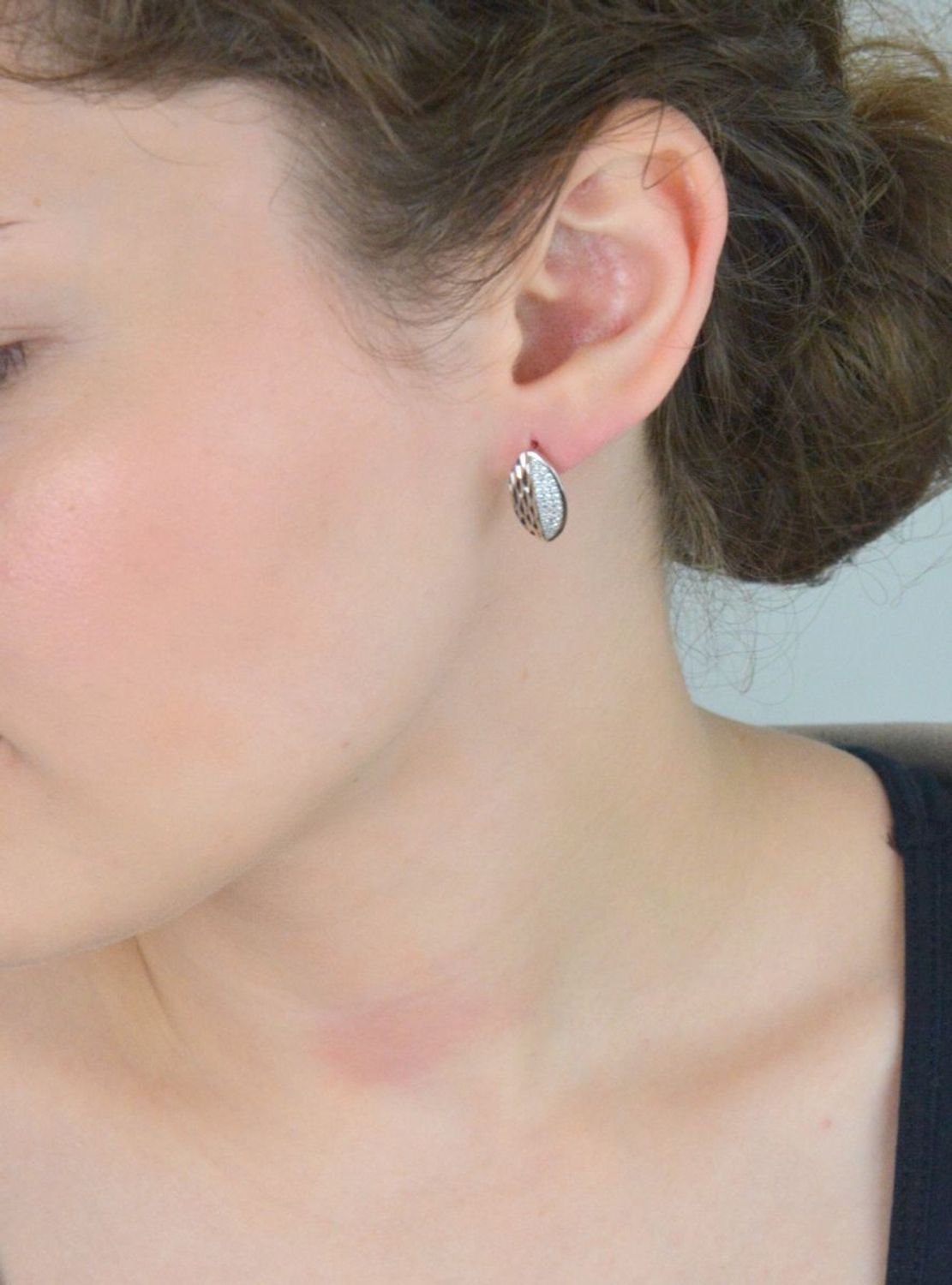 Kolczyki srebrne 925 owalne, z jednej strony zdobione cyrkoniami, z drugiej grawerem. Długość 1,7 cm, szerokość 1,0 cm, waga 2,90 g, zapięcie angielskie. Model DIA-KLC-13440-925.1.jpg