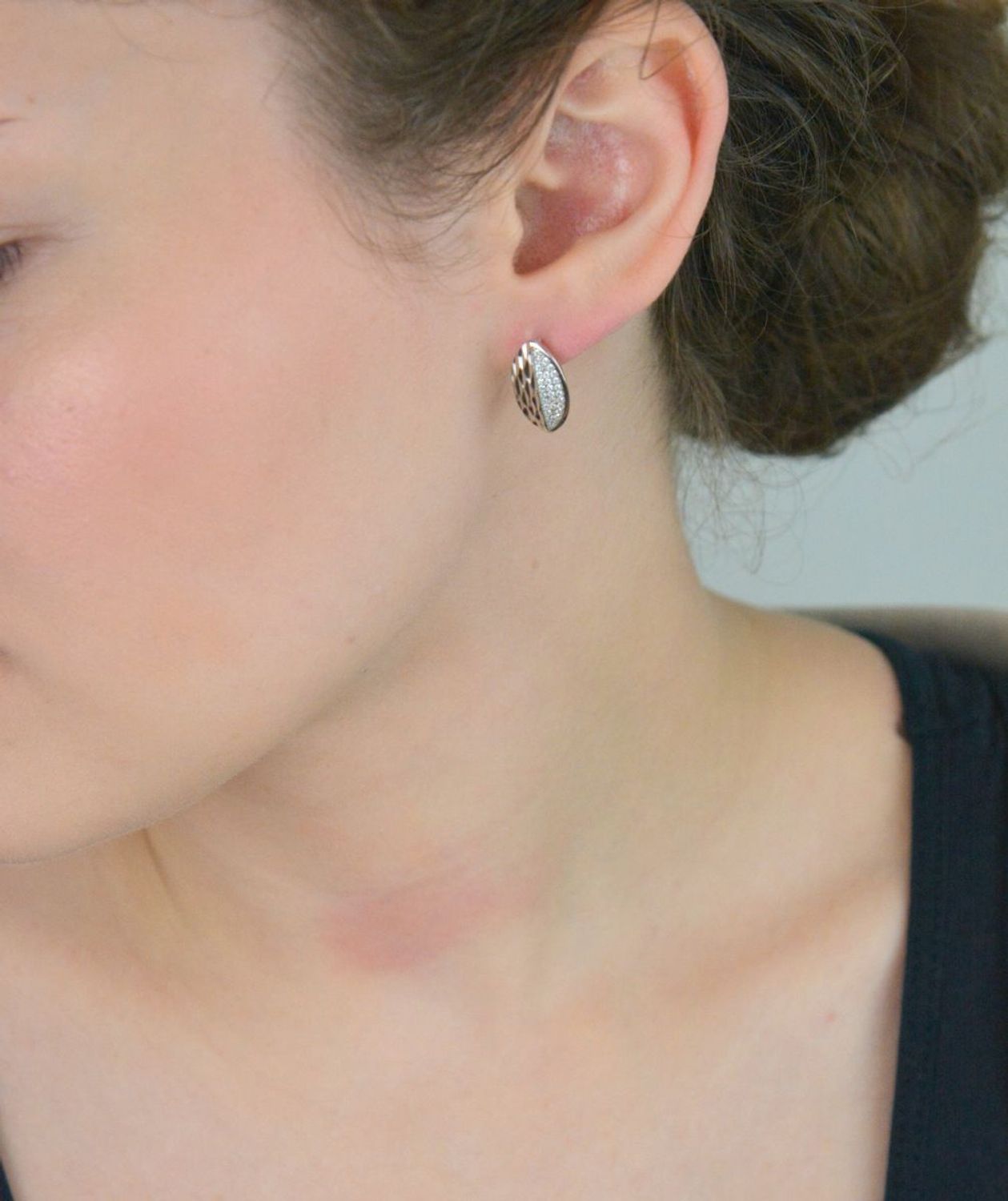 Kolczyki srebrne 925 owalne, z jednej strony zdobione cyrkoniami, z drugiej grawerem. Długość 1,7 cm, szerokość 1,0 cm, waga 2,90 g, zapięcie angielskie. Model DIA-KLC-13440-925.1.jpg