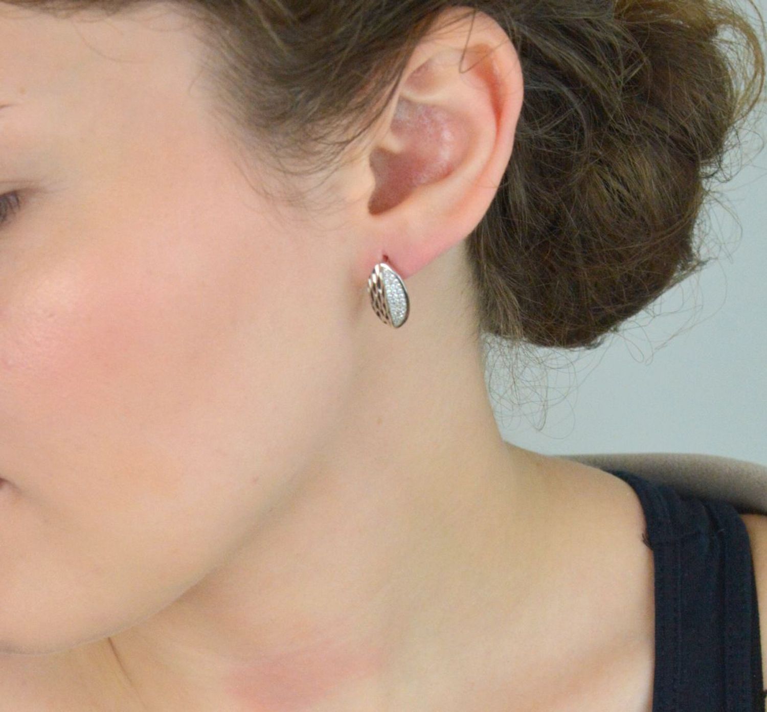 Kolczyki srebrne 925 owalne, z jednej strony zdobione cyrkoniami, z drugiej grawerem. Długość 1,7 cm, szerokość 1,0 cm, waga 2,90 g, zapięcie angielskie. Model DIA-KLC-13440-925.1.jpg