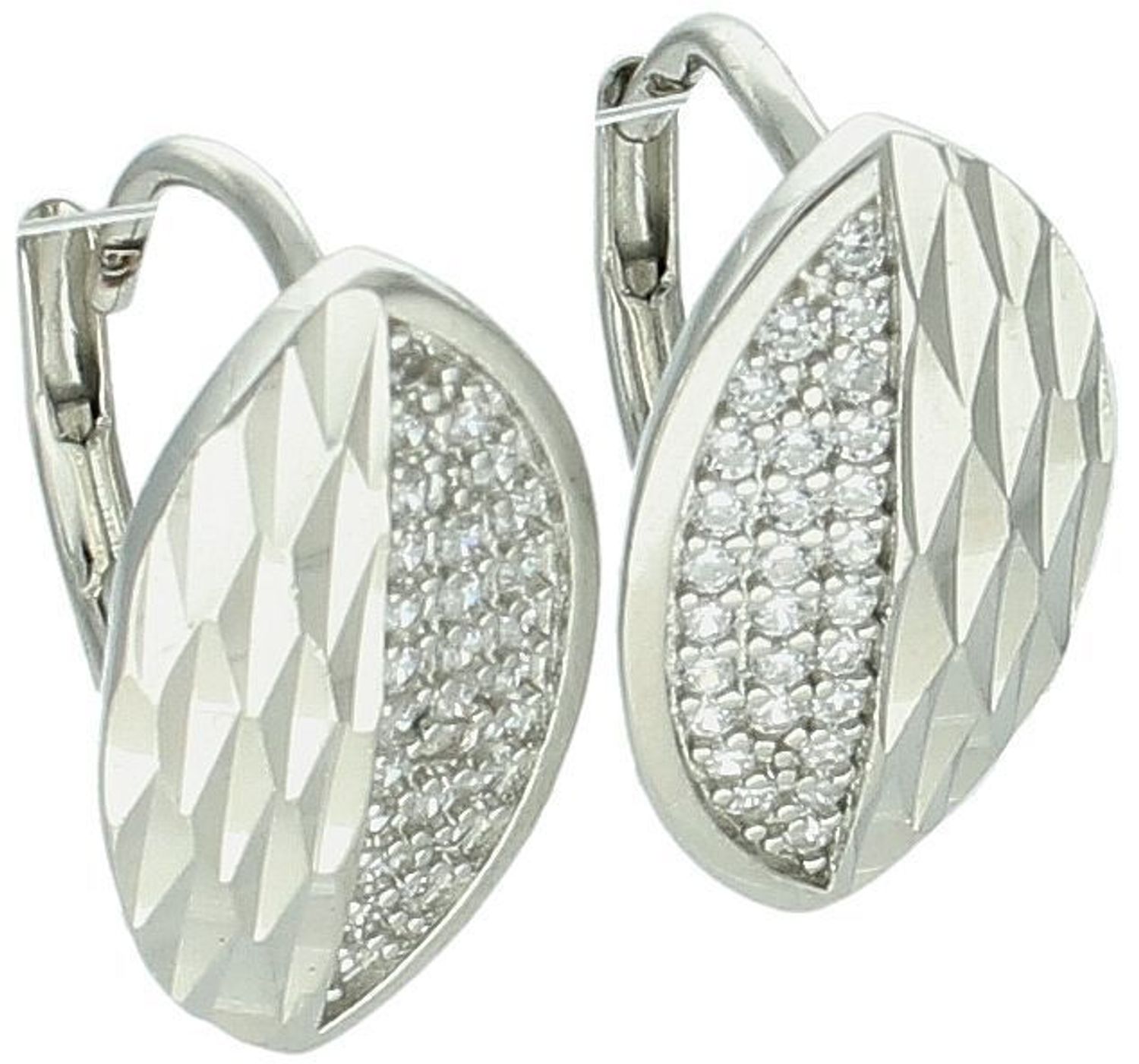 Kolczyki srebrne 925 owalne, z jednej strony zdobione cyrkoniami, z drugiej grawerem. Długość 1,7 cm, szerokość 1,0 cm, waga 2,90 g, zapięcie angielskie. Model DIA-KLC-13440-925.1.jpg