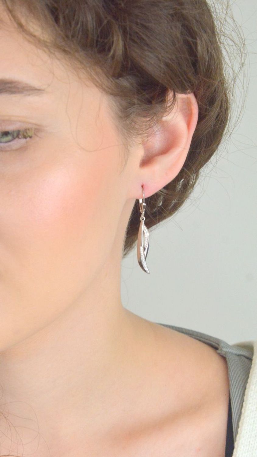 Eleganckie kolczyki srebrne próby 925, zdobione błyszczącymi cyrkoniami. Długi, wiszący fason – idealny na wieczór i wyjątkowe okazje. Kod DIA-KLC-13441-925.1.jpg