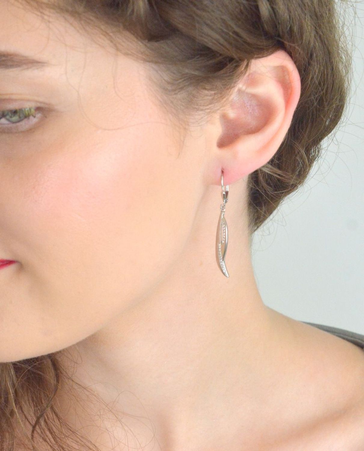 Eleganckie kolczyki srebrne próby 925, zdobione błyszczącymi cyrkoniami. Długi, wiszący fason – idealny na wieczór i wyjątkowe okazje. Kod DIA-KLC-13441-925.1.jpg