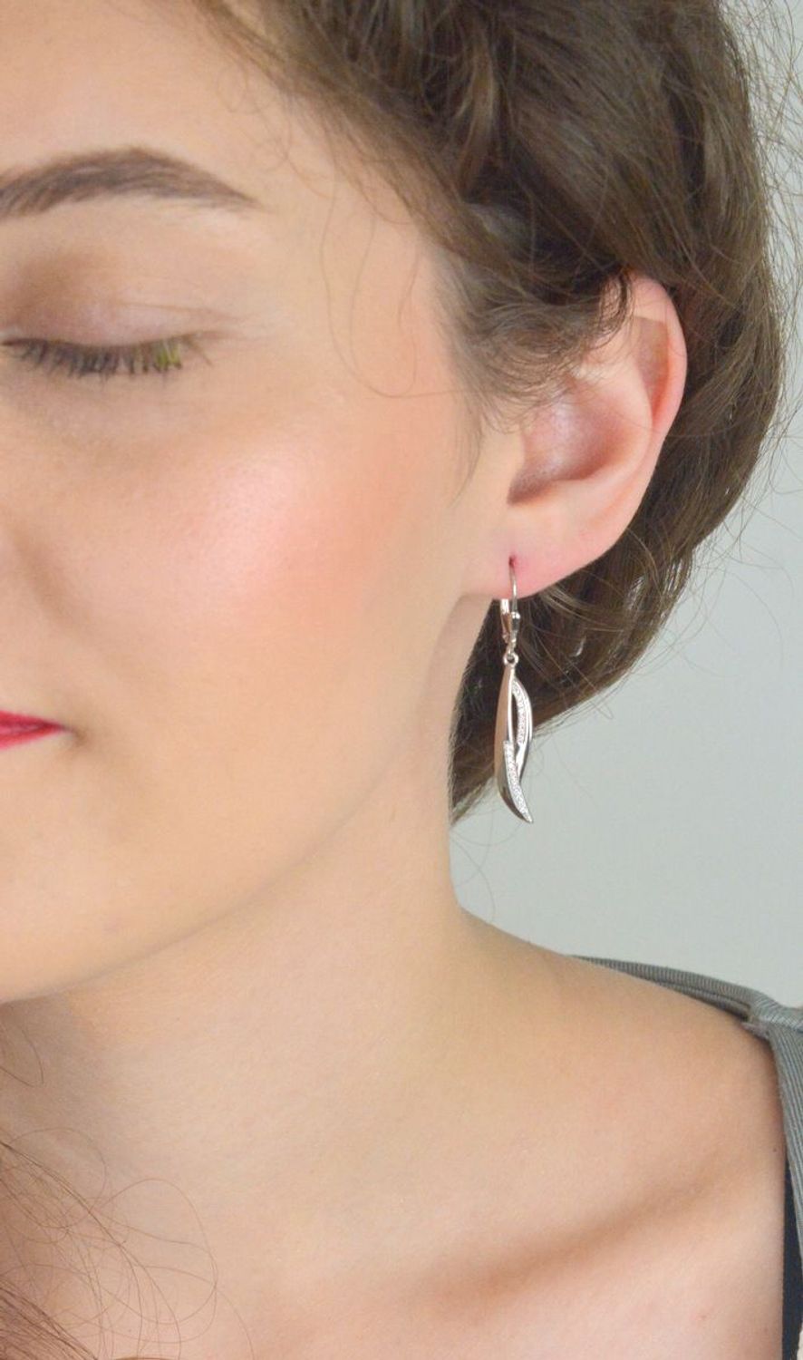 Eleganckie kolczyki srebrne próby 925, zdobione błyszczącymi cyrkoniami. Długi, wiszący fason – idealny na wieczór i wyjątkowe okazje. Kod DIA-KLC-13441-925.1.jpg