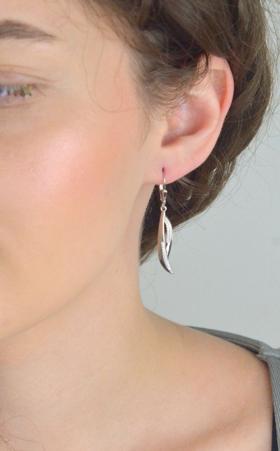 Eleganckie kolczyki srebrne próby 925, zdobione błyszczącymi cyrkoniami. Długi, wiszący fason – idealny na wieczór i wyjątkowe okazje. Kod DIA-KLC-13441-925.1.jpg